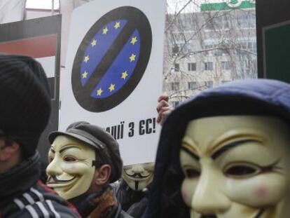 Manifestantes con m&aacute;scaras de Anonymous protestan contra la UE, hoy en Kiev.