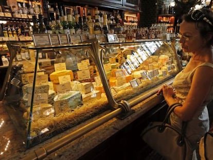 Una vitrina con quesos en un supermercado de San Petersburgo