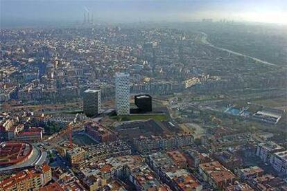 Fotomontaje por ordenador de la maqueta del proyecto Alta Coloma, complejo residencial y de ocio, sobre el paisaje real de Santa Coloma de Gramenet.