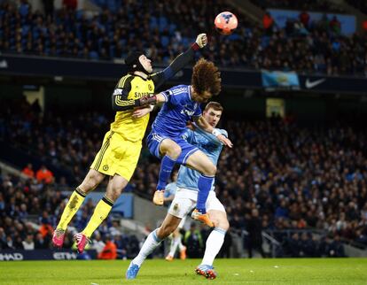 Dzeko con David Luiz y Petr Cech.