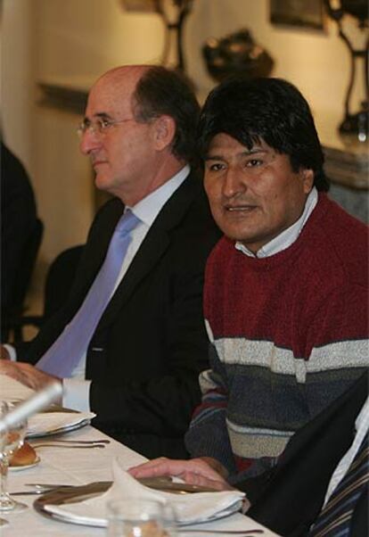 Morales, presidente de Bolivia, con Antoni Brufau, presidente de Repsol.