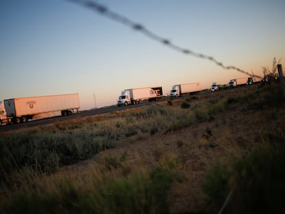 Camiones esperan en fila en el Puente Internacional Jerónimo-Santa Teresa en Ciudad Juárez.