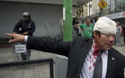 Un hombre herido tras los choques entre manifestantes y policías en el zócalo del DF.