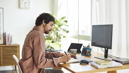 La firma Schneider presenta un monitor portátil para trabajar de forma intensiva en casa, como panel principal o pantalla auxiliar.