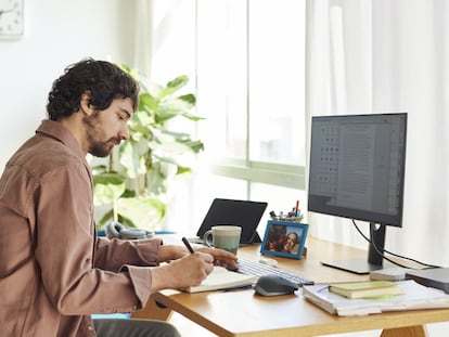 La firma Schneider presenta un monitor portátil para trabajar de forma intensiva en casa, como panel principal o pantalla auxiliar.