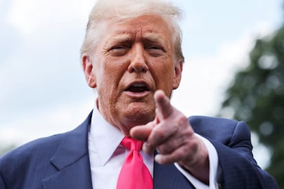 Trump, este martes en el jardín sur de La Casa Blanca, mientras atiende a los reporteros.