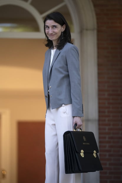 La nueva ministra de Justicia, Pilar Llop, sonríe a su llegada al Palacio de la Moncloa.