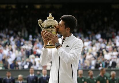 Djokovic besa el trofeo de vencedor de Wimbledon.