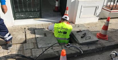 Un operario de Ahí+ trabaja en el despliegue de fibra óptica de la compañía.