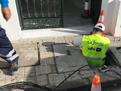 Un operario de Ahí+ trabaja en el despliegue de fibra óptica de la compañía.