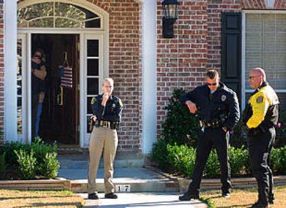 Policías en el domicilio en Houston de Clifford Baxter, el ex vicepresidente de Enron que se suicidó el viernes.