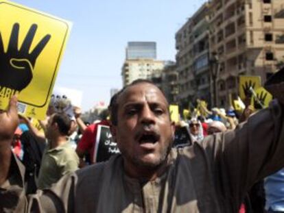 Partidarios de los Hermanos Musulmanes se manifiestan en El Cairo.