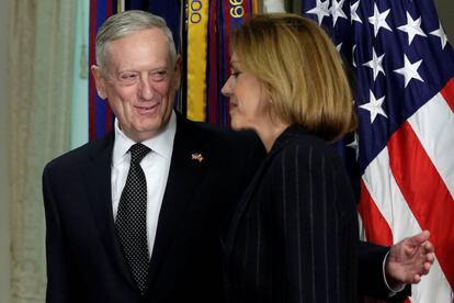 El secretario de Defensa de EEUU, James Mattis, y la ministra Mar&iacute;a Dolores de Cospedal en el Pent&aacute;gono el 23 de marzo.