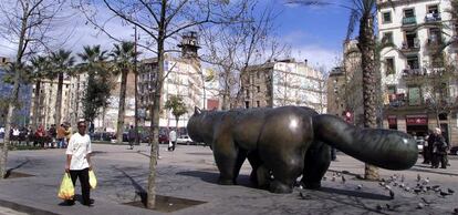 El enorme gato, obra de Botero que se puede ver, ahora, en la Rambla del Raval de Barcelona.