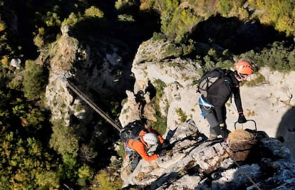 <a href="https://elviajero.elpais.com/elviajero/2018/07/05/actualidad/1530779337_989745.html" target="_blank">El parque nacional de los Picos de Europa</a> ofrece enclaves espectaculares. Entre ellos, la única <a href="https://elviajero.elpais.com/elviajero/2017/05/09/album/1494342467_572064.html" target="_blank">vía ferrata</a> que hay dentro de un parque nacional, la de Valdeón, en las cercanías de Cordiñanes (León) y el río Cares. Con 1.200 metros de recorrido —entre la Aguja de María del Carmen y la Peña Castro—, en esta ruta de dificultad alta se atraviesa un espectacular puente colgante de estilo tibetano. Tiene 35 metros de longitud y está suspendido 30 metros sobre el vacío. El Ayuntamiento de Posada de Valdeón gestiona el paso por la ferrata (y el puente), de acceso gratuito pero con equipamiento técnico obligatorio. Para ello hay que <a href="https://valdeon.org/turismo-en-valdeon/reserva-via-ferrata-de-valdeon/" target="_blank">solicitar permiso previo,</a> ya que además la ruta está limitada a 50 personas diarias por motivos medioambientales. Más información: <a href="https://valdeon.org/" target="_blank">valdeon.org</a>