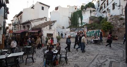 Una zona del Albaic&iacute;n con espacios tur&iacute;sticos, comerciales y &aacute;reas deterioradas.