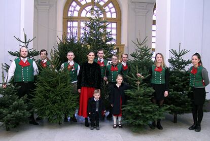 La Navidad llegaba hace unos días a la casa real sueca. La princesa Victoria y sus hijos, la princesa Estela (5) y el príncipe Óscar (1), participaron en la tradición de recibir los árboles de Navidad oficiales. La felicitación oficial de la familia real de Suecia llegará unos días antes del 25 de diciembre, como siempre.