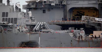 Da&ntilde;os del buque de guerra USS John McCain por el choque.
