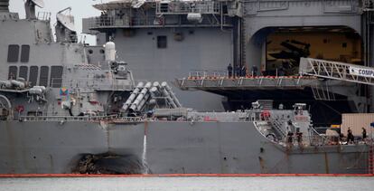 Daños del buque de guerra USS John McCain por el choque.