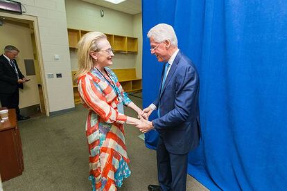 La actiz Mryl Streep y el ex presidente Bill Clinton hablan detrs del escenario durante la Convencin Nacional Demcrata 2016 en Filadelfia (Estados Unidos).