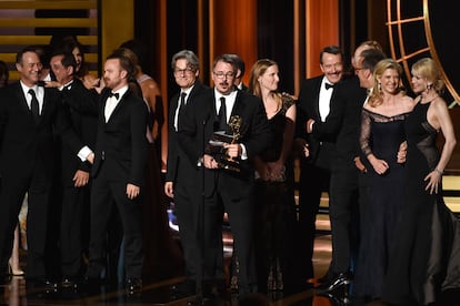 El equipo de Breaking bad recoge el premio a la Mejor Serie dramática.