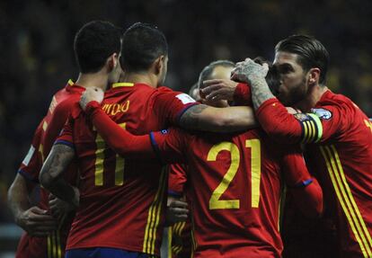 David Silva celebra el primer gol con sus compañeros.