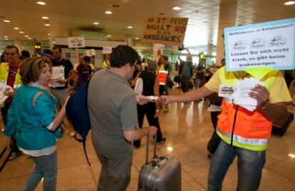 Protesta de los conductores de ambulancia en el aeropuerto de El Prat de Barcelona.