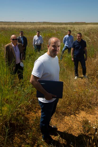 Vicente Merino, en primer plano, junto a los participantes en el proyecto de bioetanol en Barcial del Barco (Zamora).