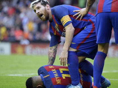 Messi junto a Neymar, tras recibir el impacto de una botella en Mestalla. 