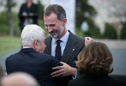 El rey Felipe VI abraza al exalcalde de Barcelona, Pascual Maragall, tras finalizar su discurso.