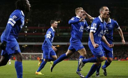 Deulofeu, en el centro, celebra su gol con varios compañeros del Everton.