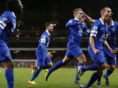 Deulofeu, en el centro, celebra su gol con varios compañeros del Everton.