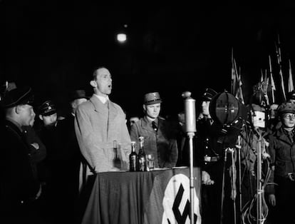 Joseph Goebbels da un mitin durante la ceremonia de quema de libros en la casa de la ópera de Berlín, el 11 de mayo de 1933. 