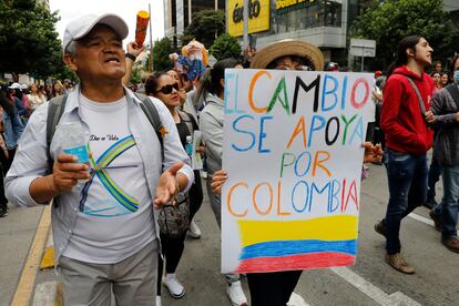 Una mujer sostiene un cartel con la frase "El cambio se apoya por Colombia", durante la manifestación de este martes en Bogotá. 