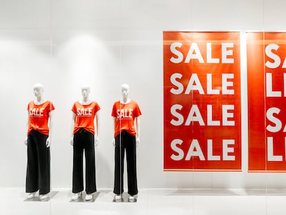 Los escaparates de las tiendas se llenan en noviembre con multitud de ofertas exclusivas de Black Friday.
