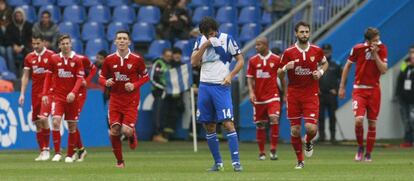 Decepción del deportivista Arribas tras el gol del Sevilla en tiempo de prolongación que le dio la victoria en Riazor.