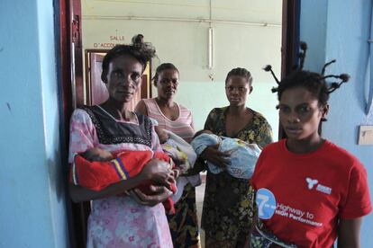 República Democrática del Congo. Marie (nombre supuesto), de 30 años, posa con su bebé junto a otras madres que acaban de parir el pasado noviembre de 2013. Este es el sexto hijo de Marie. Nació sano gracias a que acudió a una clínica donde le practicaron una cesárea, pero meses después el hospital se niega a dejarla salir porque no ha pagado la factura de la operación debido a que no tiene dinero ni familiares que puedan ayudarle económicamente.