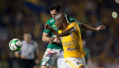 Valencia lucha por el balón frente a González.