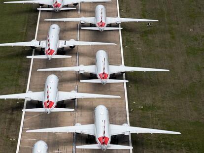 Aviones de American Airlines aparcados en el aeropuerto de Tulsa (Oklahoma, EE UU).