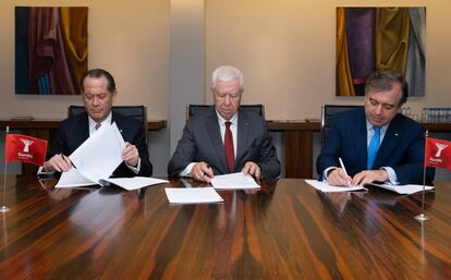 Juan Carlos Escotet Rodríguez, presidente de Abamca, Fernando Teixeira dos Santos, presidente de EuroBic, y Francisco Botas, consejero delegado de Abanca.