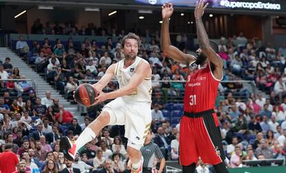 Llull busca el pase ante Eyenga