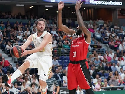 Llull busca el pase ante Eyenga