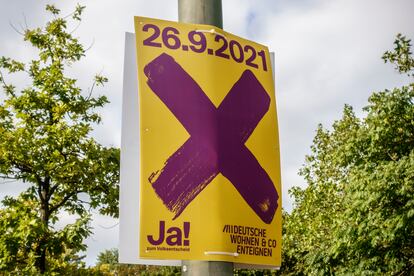 Un cartel pide votar 'sí' en el referéndum que se celebra este domingo en Berlín acerca de la expropiación de los grandes propietarios de vivienda. 