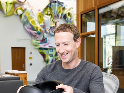 Mark Zuckerberg con las nuevas gafas Meta Quest Pro. Cogido de su página de Facebook.