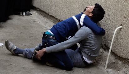 Los hijos de Abbas Lazim, 47, lloran a las puertas del hospital tras conocer la muerte de su padre en el atentado de Ciudad Sadr, Bagdad.