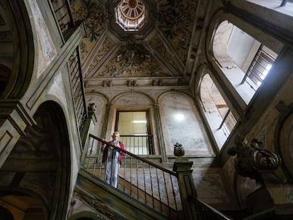 Rosa Carmona, directora del Colegio Calasanz, en la escalera barroca de la casa del fotógrafo francés Jean Laurent en Alcalá de Henares.