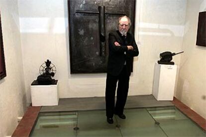 El artista Modest Cuixart, ante algunas de sus obras que se exhiben en el nuevo espacio que ha abierto en Barcelona.