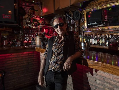 Johnny Cifuentes, líder de Burning, posa en su bar Cocodrilo Rock, en Madrid.