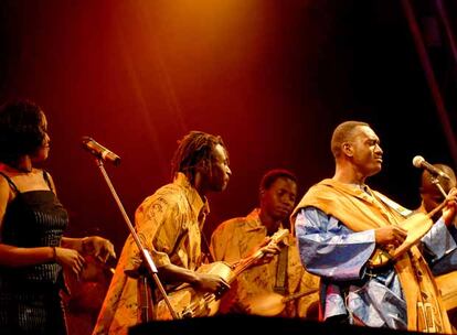 El maliense Bassekou Kouyate, en el centro de la imagen, durante su actuación en Lisboa.