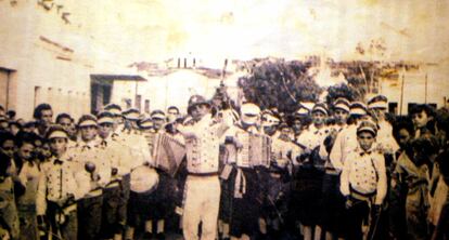 A boa resposta da cidade em relação ao bloco dos agricultores os levou a organizar um desfile no ano seguinte já tentando se converter em uma escola de samba. Em 1964, ano do golpe militar no Brasil, eles conseguiram fardas e quepes utilizados nos desfiles de 7 de setembro pelas escolas municipais e as usaram como fantasia. Saíram mais uma vez do campo à cidade, fardados e repletos de instrumentos musicais. A bateria da escola já estava consolidada.